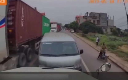 Hàng loạt ô tô lấn làn, bị tài xế container dạy bài học nhớ đời