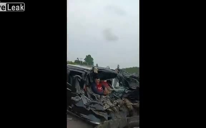 Tài xế mắc kẹt trong cabin ôtô sau tai nạn