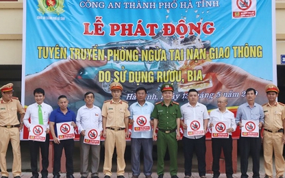 Dán áp phích lên taxi, quán nhậu để tuyên truyền “uống rượu bia-không lái xe”