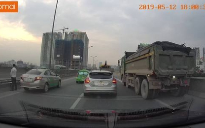 Đường trên cao ùn ứ vì tài xế taxi đi vệ sinh giữa đường