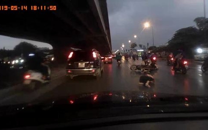 Xe máy đâm người đi bộ ngã sõng xoài trước đầu ôtô