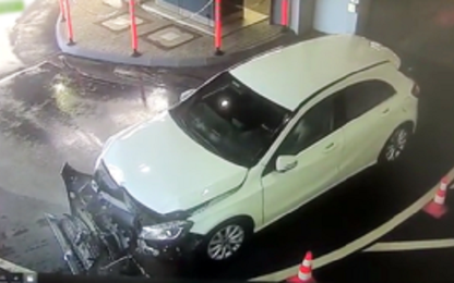 Nữ tài xế tự đâm xe Mercedes vào cột khi vừa rửa xong