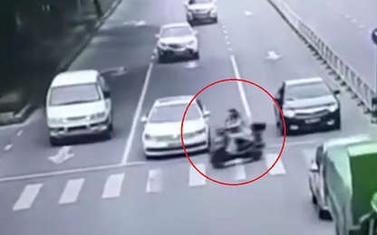 Người phụ nữ đi xe máy tử nạn khi cố chạy cắt đầu ôtô