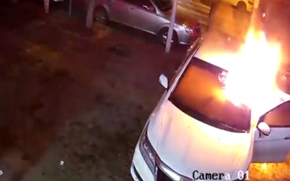 Tên trộm đốt ôtô vì trong xe không có đồ giá trị