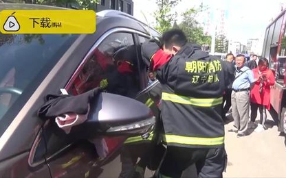 Lính cứu hỏa phá cửa kính ôtô cứu đứa trẻ giữa trời nắng