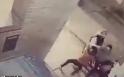 Bé gái 11 tuổi tung cú đấm “trời giáng” vào mặt tên cướp