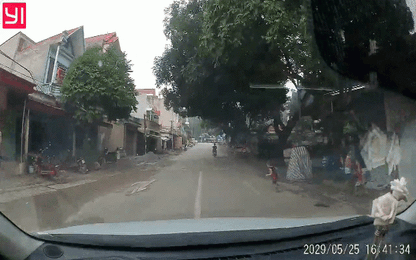 Tài xế đạp phanh kịp thời, cứu sống bé trai băng qua đường đột ngột