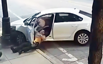 Ôtô chạy trốn kéo lê cảnh sát