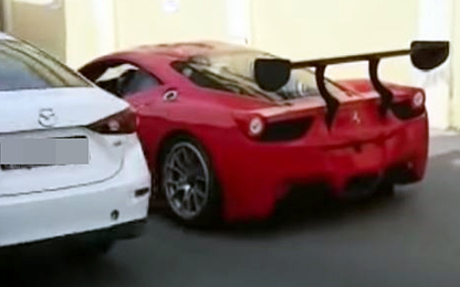 Ôtô Mazda đâm gãy cửa siêu xe Ferrari