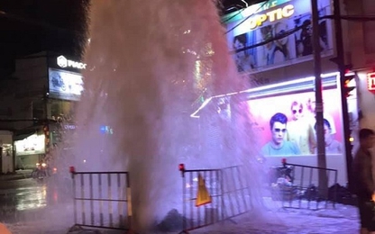 Xuất hiện 'vòi rồng' giữa phố Sài Gòn, dân chạy tán loạn