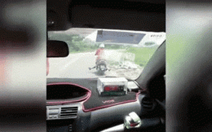 Bức xúc cảnh người phụ nữ chở trẻ con theo cách 'không ai dám thử'