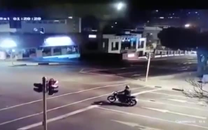 Dừng đèn đỏ, người lái xe máy lĩnh trọn cú đâm "tử thần"