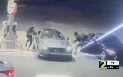 Nữ tài xế nhảy qua cửa sổ vào ôtô để ngăn kẻ trộm