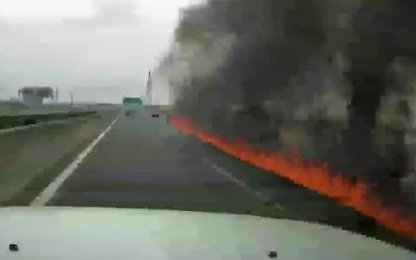 Ôtô bốc cháy tạo vệt lửa dài hàng trăm mét trên cao tốc