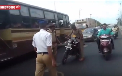 Cảnh sát bị dừng xe vì không đội mũ bảo hiểm