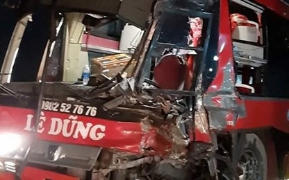 Tiếp tục xảy ra tai nạn xe đầu kéo tông xe khách trên QL6-Hòa Bình
