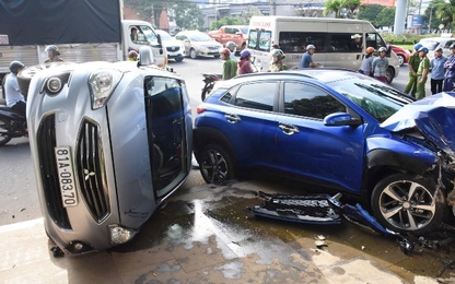 Gia Lai: Dừng đợi đèn tín hiệu 5 người bị ô tô tông nhập viện