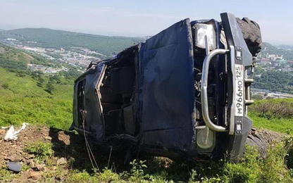 Xe SUV lăn từ đỉnh đồi xuống đất, hai người rơi ra ngoài