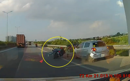 Xe máy đâm trúng ôtô đỗ ven đường mua trái cây