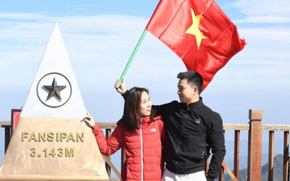 Du khách tiếp tục đổ về Fansipan tận hưởng "trời đông giữa hè"