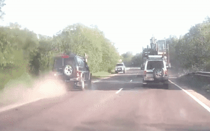 Tài xế vượt lấn làn khiến hai xe SUV huých nhau ngang hông