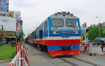 Nam nhân viên tàu SE10 đỡ đẻ cho hành khách