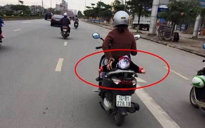 Chở trẻ đi xe máy, phụ huynh tuyệt đối đừng chủ quan!