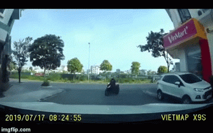 Cua rộng suýt va ôtô, nữ "ninja" có hành động khiến tài xế bất ngờ