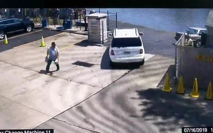 Tài xế nhầm chân ga khiến xe Mercedes lao xuống sông