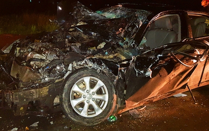 Chủ tịch huyện bị kẹt trong ôtô biến dạng sau tai nạn