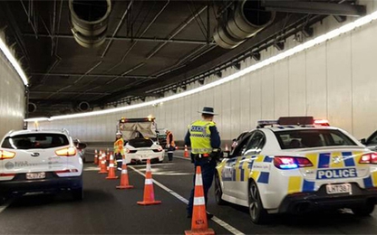 Siêu xe Ferrari của đại lý gặp tai nạn khi lái thử