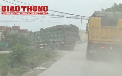Bất lực nhìn ‘xe vua’ trẩy hội trên đê: Lơ là hay ‘lọt’ trách nhiệm?
