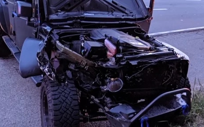 Bánh xe lăn tự do trên cao tốc làm vỡ đầu xe SUV