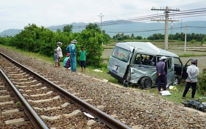 Vượt đường ngang, xe khách bị tàu hỏa tông làm 3 người tử vong