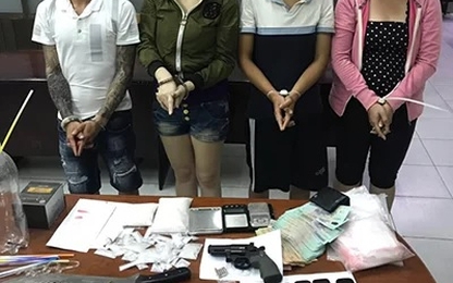 Súng, mã tấu trong nhà thanh niên bán ma tuý ở ven Sài Gòn