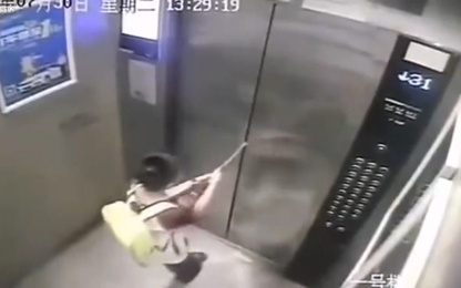 Cậu bé 8 tuổi bị mắc kẹt trong thang máy vì dùng ô ngăn cửa