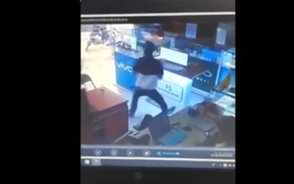 Nhân viên ngã lộn nhào trước cửa hàng khi đuổi theo tên cướp điện thoại