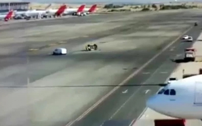 Ôtô bị đâm lật ngửa trong sân bay