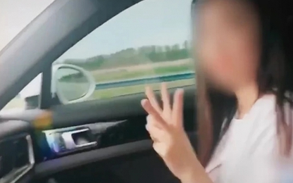 Nữ tài xế trẻ bị phạt nguội khi vừa lái xe vừa quay video