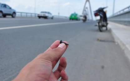 Vợ rải đinh trên quốc lộ để chồng thu tiền vá săm