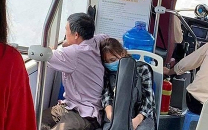 Xúc động cảnh con gái ngủ gục vào lưng bố trên chuyến xe nhập học