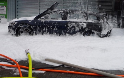 Ôtô bùng cháy khi nữ tài xế dùng máy hút bụi rút xăng khỏi bình