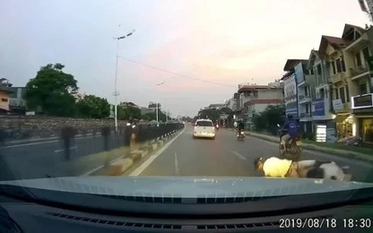Người đàn ông đi xe ga ngã sõng soài trước mũi ôtô
