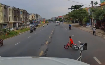 Tài xế container bẻ lái xuất thần cứu sống bé trai đạp xe sang đường