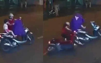 Clip mẹ hại con bị tai nạn vì dừng xe máy giữa đường