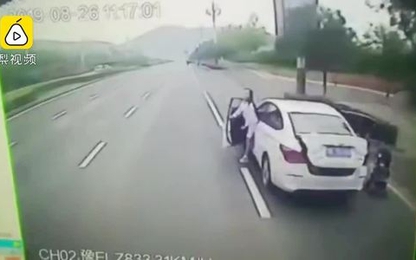 Nữ tài xế bị xe buýt đâm chết vì mở cửa ôtô đỗ bên đường