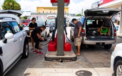 Sợ bão lớn, dân Mỹ lũ lượt mang ôtô đi mua xăng dự trữ
