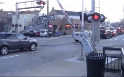 Cô gái lao ra khỏi ôtô dừng giữa đường tàu