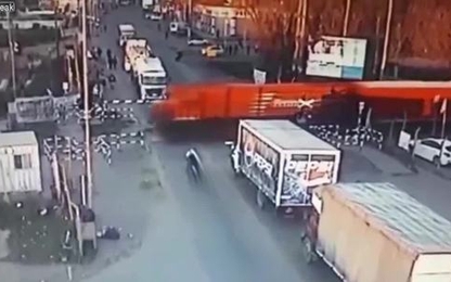 Thanh niên đứt chân khi cố vượt tàu hoả