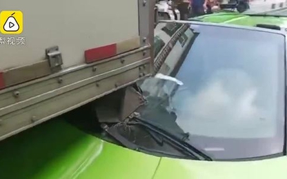 Cận cảnh siêu xe Lamborghini mất lái, rúc gầm xe tải